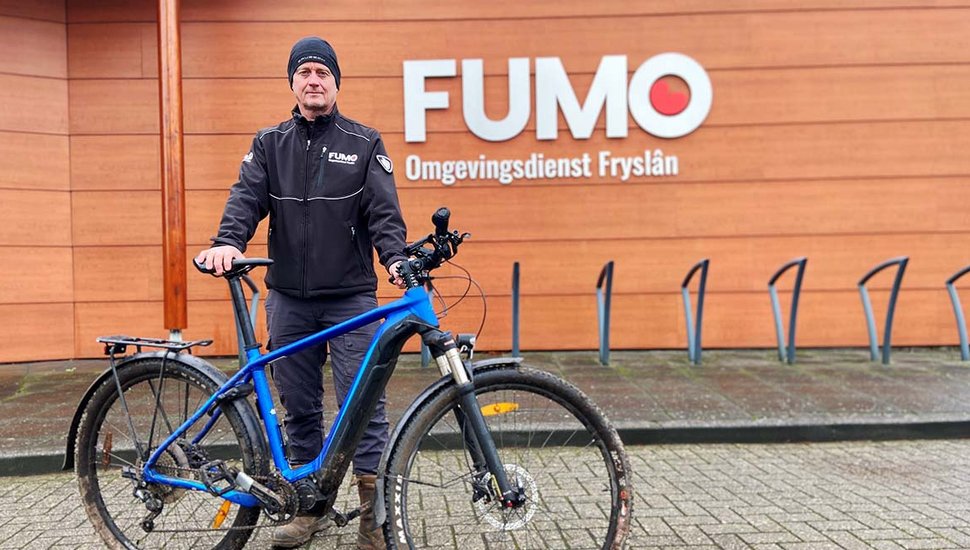 Groene boa Wieger Bouma op de elektrische mountainbike