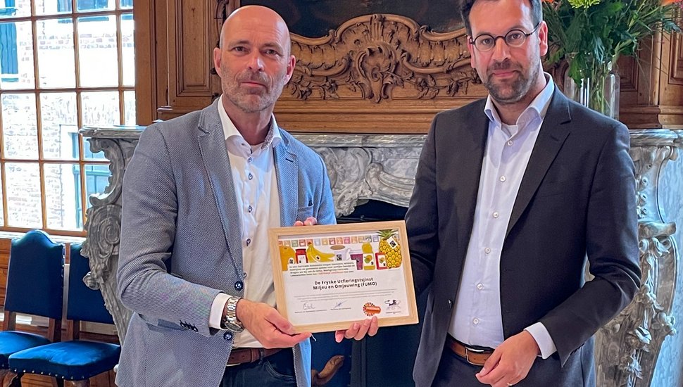 Afdelingshoofd Bedrijfsvoering Bert van der Weide neemt namens de FUMO het fairtrade certificaat in ontvangst