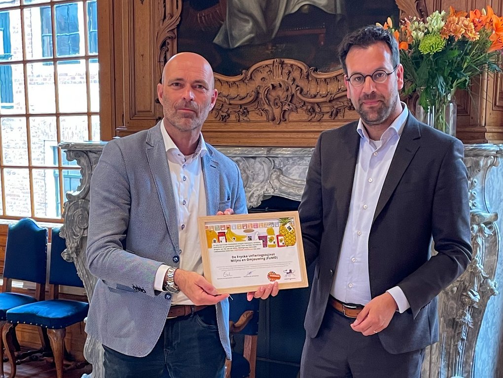 Afdelingshoofd Bedrijfsvoering Bert van der Weide neemt namens de FUMO het fairtrade certificaat in ontvangst