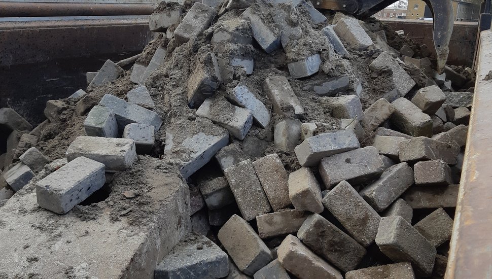 Lading van afvaltransport