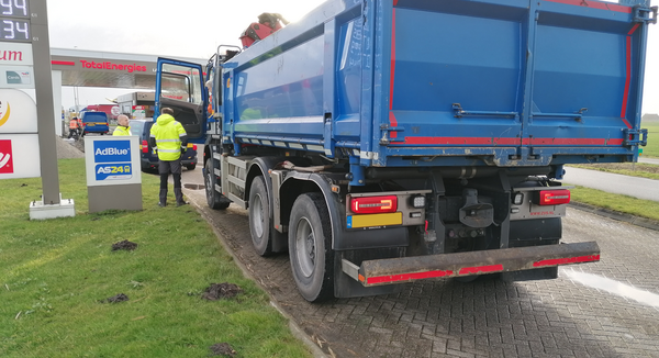 Toezichthouder en boa houden grondtransport aan om de lading en papieren te controleren. 